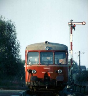 Wallerstein Bahnhofseinfahrt ETA 515 006 Bahnhofsausfahrsignal