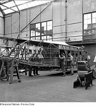 Ehemalige Zeppelinwerft bei Staaken. Eine Dornier Merkur während der Generalüberholung