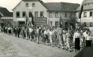 Festumzug sorbischer Studenten in Wittichenau : Swjedźenski ćah studentow na schadźowance w Kulowje