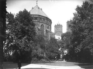 Köln, Sankt Gereon : Köln. Basilika Sankt Gereon (301/400 begonnen, 1001/1300 Erweiterung). Ansicht von Südwesten