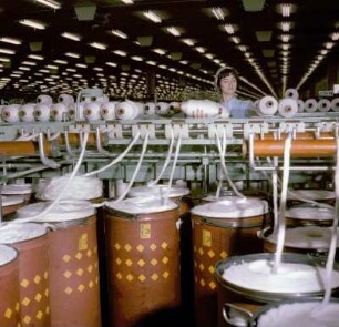 VEB Baumwollspinnerei Leinefelde. Aufgabeseite einer Spinnmaschine : Leinefelde. VEB Baumwollspinnerei Leinefelde. Aufgabeseite einer Spinnmaschine