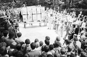 Freiburg, West: von Ministranten gemalte [biblische Geschichte]