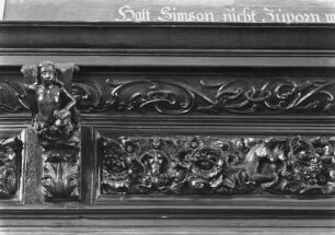 Karyatidenweibchen mit Buch