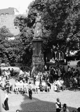 Freiburg: wartende Leute vor dem Schwarz-Denkmal