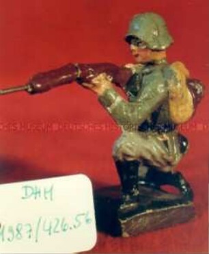 Infanterist im Anschlag, knieend