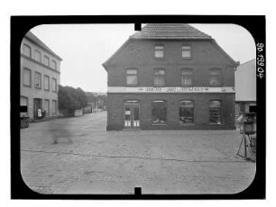 Hagenow, Rudolf-Breitscheid-Platz (Lindenplatz). Wohnhaus mit Laden. Straßenfront