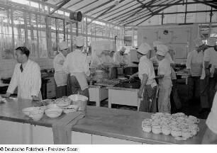 Personal einer HO Elektro-Großküche der Leipziger Herbstmesse 1954