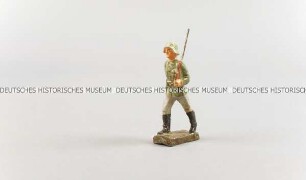 Massefigur: Soldat, marschierend, Gewehr über