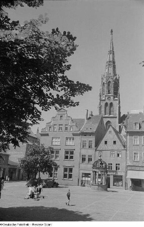 Blick auf den Turm der Stadtkirche St. Maximi