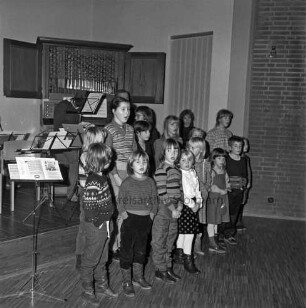 evangelisches Haus der Begegnung: "am Ehmkenberg": Poggenseer Weg: Erweiterungsbauten: Kirchsaal: Adventssingen: Kinderchor "Ehmkenberg" singt: dahinter Musiker, Notenständer, Orgel