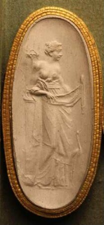 Stehende Pietas, sich an eine Säule lehnend, zu ihren Füßen ein Storch (Daktyliothek, Erstes Mythologisches Tausend)