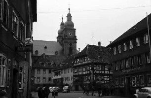 Amorbach: Straße mit Stadtpfarrkirche