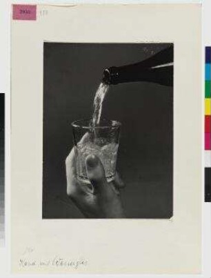 Hand mit Wasserglas