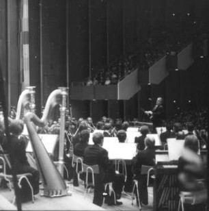 Konzert der Dresdner Philharmonie unter Leitung von Herbert Kegel (L. v. Beethoven: 3. Klavierkonzert; M. Mussorgski: Bilder einer Ausstellung). Kulturpalast Dresden, 04.09.1976