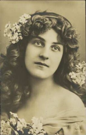 [Junge Frau mit Blumenschmuck]