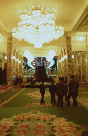 Foyer mit Säulen