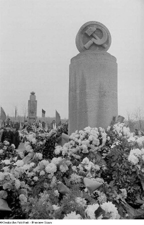 Kranzniederlegung zum 34. Jahrestag der Großen Sozialistischen Oktoberrevolution auf dem Trinitatisfriedhof