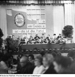 Grußadresse Stadtleitung; Stadtbezirksdelegierten-Konferenz; Eröffnung Parteilehrjahr 1971/1972