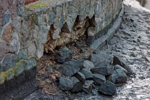 Fritz-Berodt-Straße 7-9: Hofanlage: Teich bei Niedrigwasser: Ufermauer, Detailaufnahme: Fundament, Schäden, herausgebrochene Feldsteine: 10. Dezember 1993