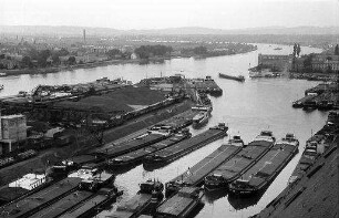 Basel: Hafen, Blick vom Silo auf Becken, mit Schiffen, Beckenausfahrt drauf