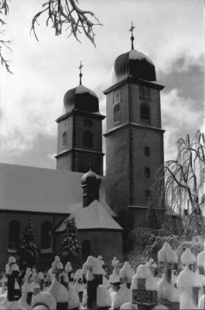 St. Märgen: Verschneite Gräber; Hintergrund Kirchtürme