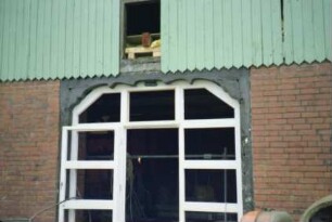 Bauernhaus mit Reetdach: bei Umbau: Giebelseite ehemaliger Wirtschaftstrakt: Teilansicht: Scheunentor bei Verglasung, Verbretterung an Giebel