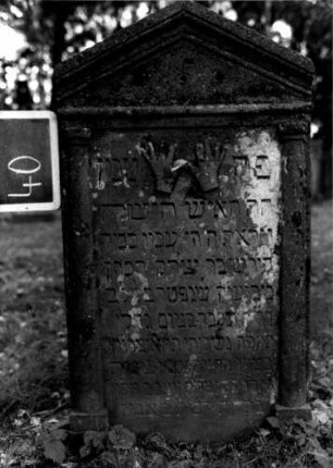 Grabstein 40 (Index: 100111086) Material: Sandstein Zustand: leicht verwittert Maße HxBxT: 120x65x13 cm Beschreibung: ädikulaartige Stele mit Halbsäulen, giebelartiger Abschluß mit Verdachung Symbolik: segnende Hände: Grabstein 40