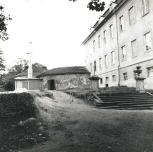 Nischwitz. Schloß (1714/1721 begonnen, Umbau 1743/1750; J. Ch. Knöffel). Verbindungsbau (Rückseite) zwischen Orangerie, Wirtschaftsgebäude und Hauptbau