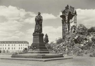 Denkmal Martin Luthers : Dresden, Neumarkt. Denkmal Martin Luthers vor der Ruine der Frauenkirche