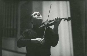 Igor Oistrach (geb. 1931) bei der Probe zu Felix Mendelssohn-Bartholdys Violinkonzert e-Moll op. 64 (mit Berliner Sinfonieorchester unter Leitung von David Oistrach), Eröffnungskonzert der XVI. Berliner Festtage