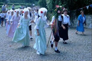 Rosenfest Dornburg: Gefolge der Königin im historischen Kostümen zu Fuß vor dem Wagen