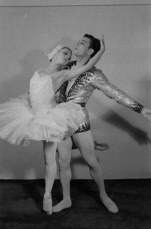Gastspiel eines russischen Ballett- und Künstlerensembles in der Deutschen Staatsoper Berlin : Primaballerina Alla Schelest mit Boris Bregwadse in "Schwanensee", Teil des Ballettprogramms