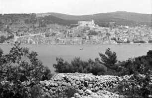 Sibenik: Gesamtbild der Stadt, Blick über die Krka auf Sibenik