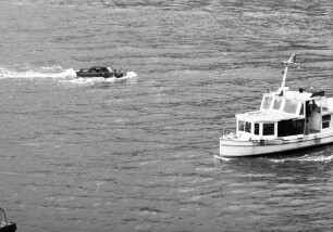 Unkel: Amphibienauto im Rhein