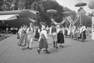 Auftritt einer Volkstanzgruppe aus Stockholm auf der Seebühne im Stadtgarten.