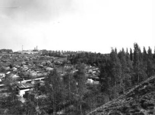 Freiberg. Stadtteilansicht. Blick über eine Kleingartenanlage gegen Reiche Zeche der Himmelfahrt Fundgrube