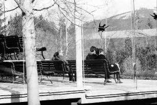 Titisee: Zwei Pärchen auf Bank vor Musikpavillon