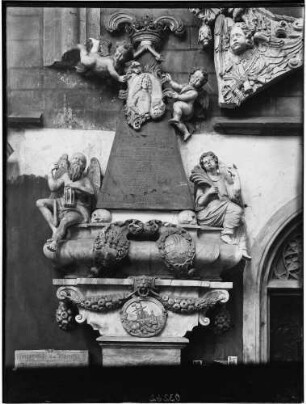 Wertheim Evangelische Stiftstkirche Chor Löwensteinsche Grabkapelle Wandgrabplatte neben der Eingangstür