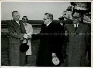 Konrad Adenauer begrüßt den britischen Außenminister in Köln-Wahn