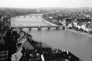 Basel: Blick vom Münster, Rheinbrücken stromabwärts, von oben
