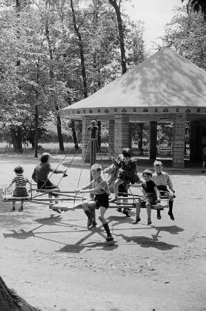 Kinder auf einem Spielplatz im Park