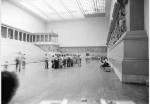 Besucher im Pergamonsaal im Pergamonmuseum