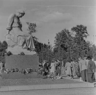 Kranzniederlegung an Ehrenmalen im Treptower Park in Berlin anlässlich des IV. Bundeskongresses des Demokratischen Frauenbundes Deutschlands (DFD) : Kranzniederlegung am Ehrenmal "Mutter Heimat" im Treptower Park