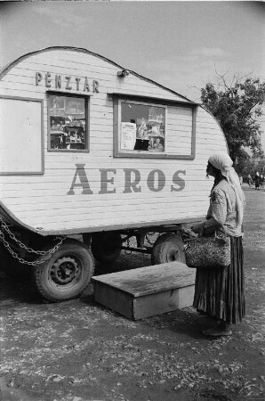 Einheimische vor dem Zirkus-Kassenwagen
