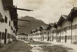 Mittenwald, Blick auf den Kreuzberg : Mittenwald. Unermarkt mit dem Kreuzberg