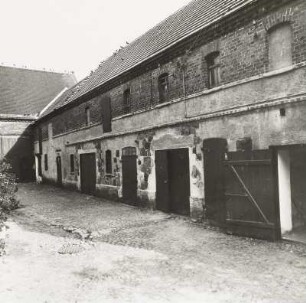 Stallgebäude : Dreiseithof. Rechtes Stallgebäude (um 1880)