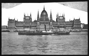 Budapest. Parlament (1896). Donaufront : Budapest. Parlament (1885-1904; Imre Steindl, Eröffnung 1896). Ansicht von Buda über die Donau mit Dampfschiff