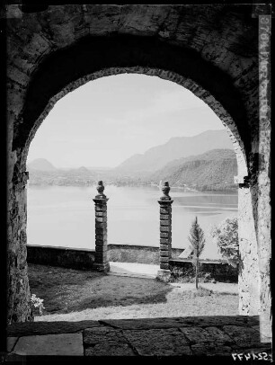 Morcote: Durchblick zum Luganersee