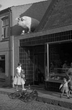 Heiligenhafen: Reklame-Schwein auf Metzgerei