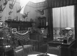 Wernigerode. Wohnung der Familie Knochenhauer. Arbeitszimmer. Teilansicht mit Sofa und Schreibtisch